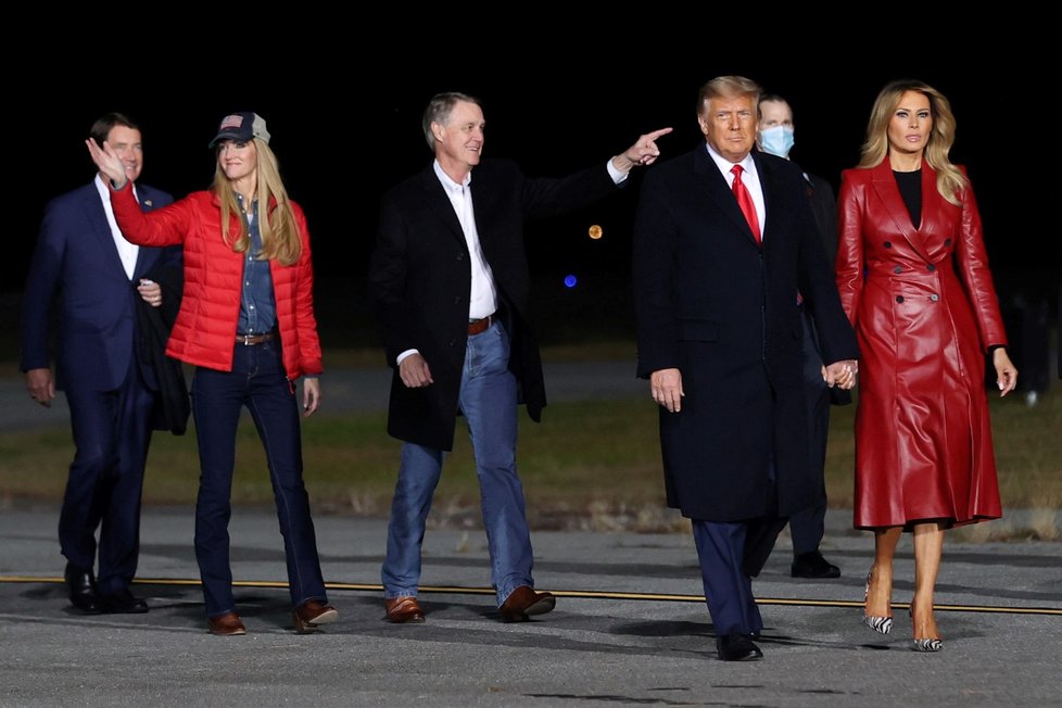 Americký prezident Donald Trump se zapojil do republikánské senátní kampaně v Georgii. Doprovodila ho manželka Melania (5. 12. 2020).