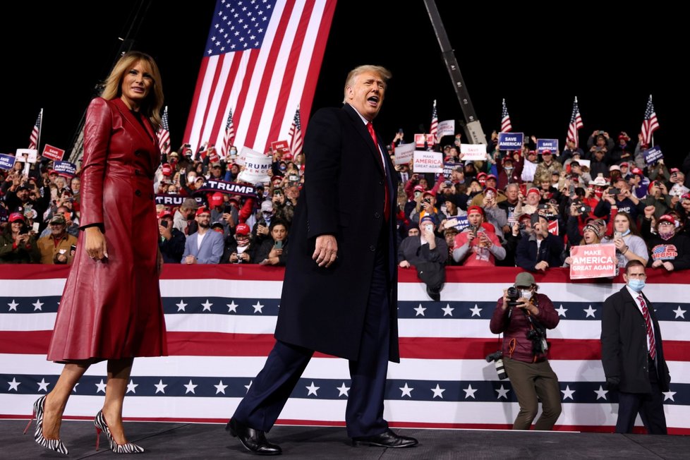 Americký prezident Donald Trump se zapojil do republikánské senátní kampaně v Georgii. Doprovodila ho manželka Melania (5. 12. 2020)