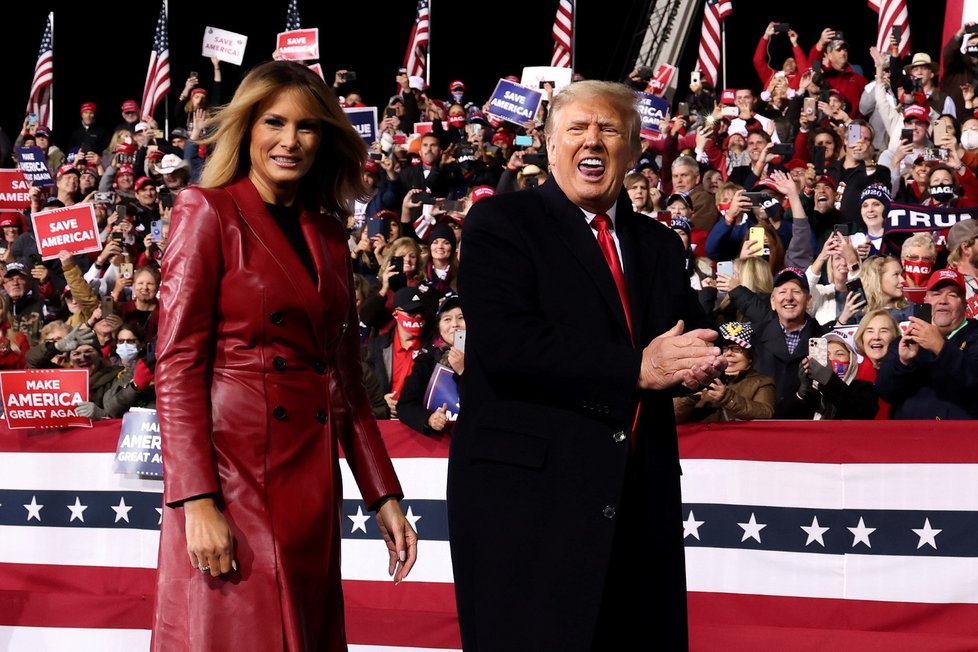 Americký prezident Donald Trump se zapojil do republikánské senátní kampaně v Georgii. Doprovodila ho manželka Melania (5. 12. 2020).