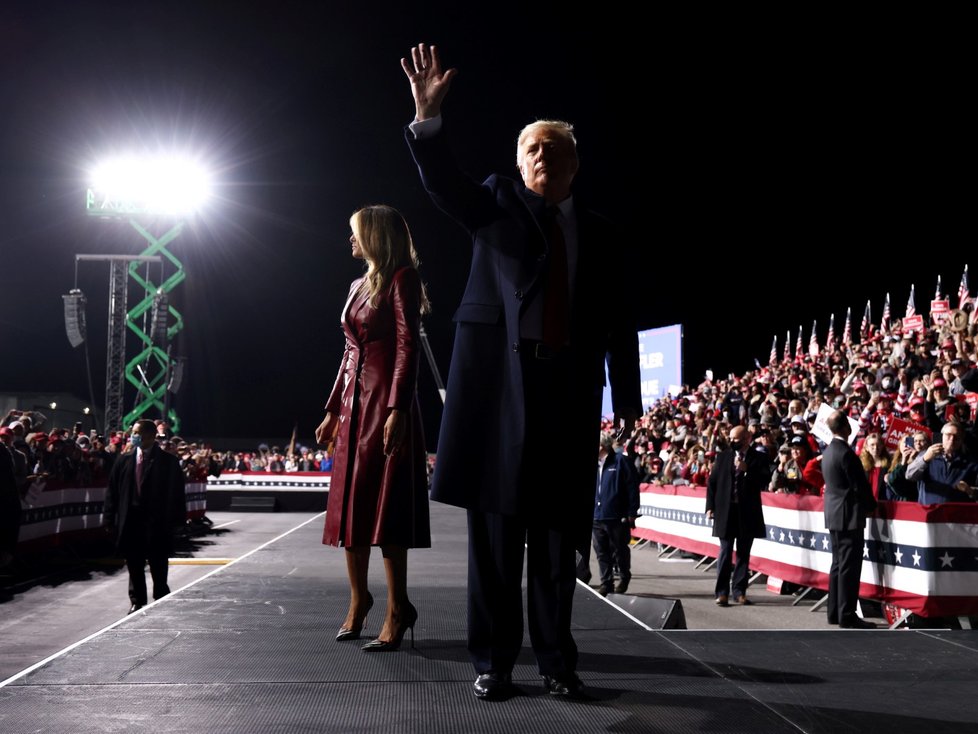 Americký prezident Donald Trump se zapojil do republikánské senátní kampaně v Georgii. Doprovodila ho manželka Melania (5. 12. 2020)