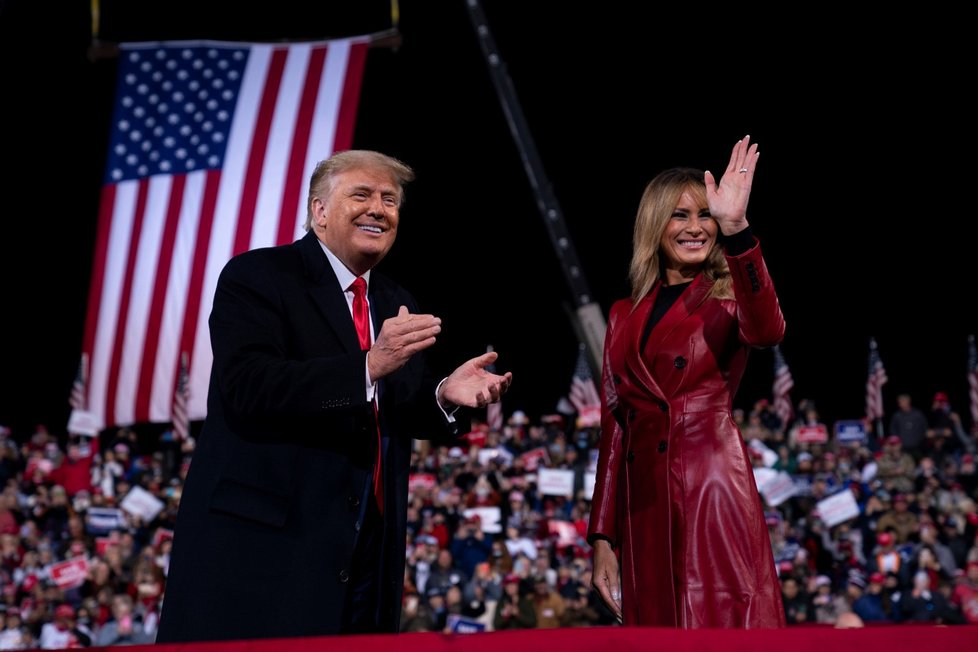 Americký prezident Donald Trump se zapojil do republikánské senátní kampaně v Georgii. Doprovodila ho manželka Melania (5. 12. 2020)