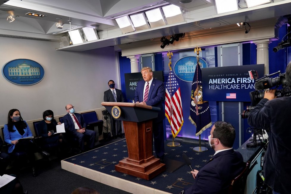 Americký prezident Donald Trump vystoupil před novináři, na dotazy neodpovídal (20. 11. 2020).