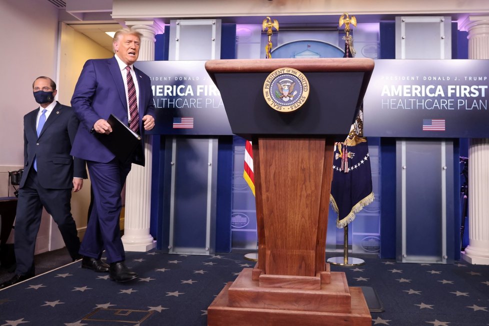 Americký prezident Donald Trump vystoupil před novináři, na dotazy neodpovídal (20. 11. 2020).