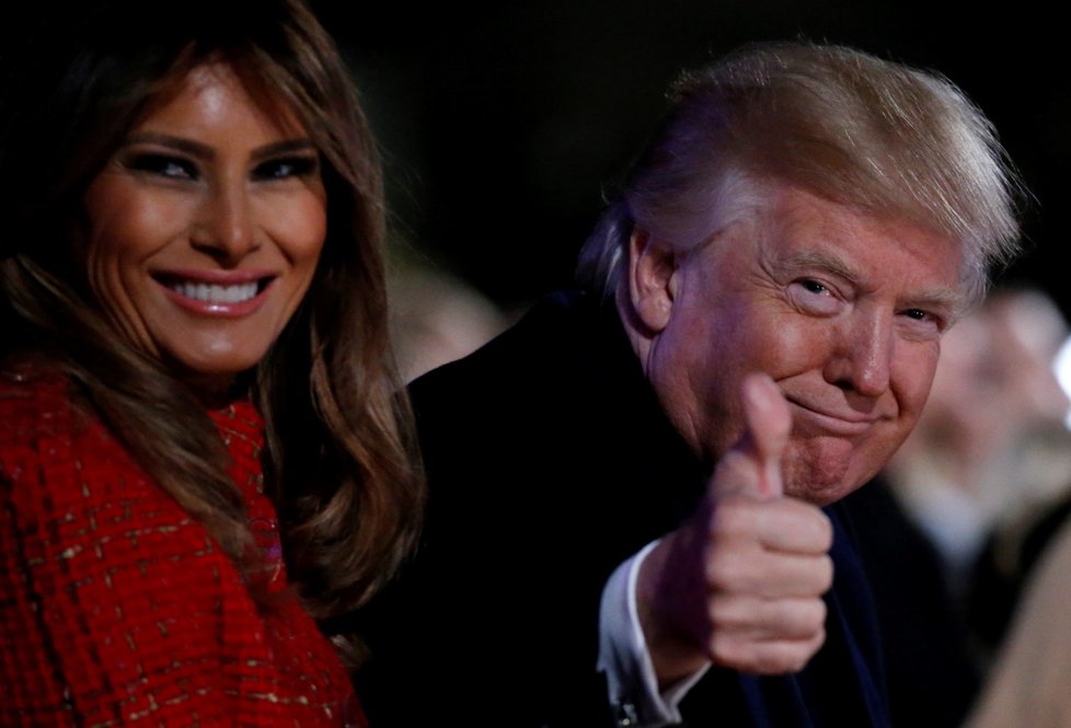 Prezident Donald Trump s manželkou Melanií na rozsvícení vánočního stromu ve Washingtonu