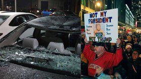 Lidé kvůli Trumpovi palí už i boty. „Není to můj prezident,“ skandují na ulicích