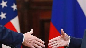 „Jsme připraveni pozvat prezidenta Trumpa do Moskvy, prosím. Ostatně takové pozvání má, říkal jsem mu o tom,“ řekl Putin