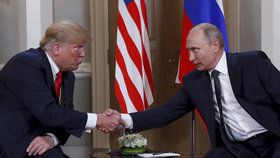 Donald Trump a Vladimir Putin na summitu v Helsinkách (16. 7. 2018). V případě odstoupení od smlouvy můžou původně vřelé vztahy mezi oběma prezidenty dostat další trhlinu.