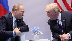 Ruský prezident Vladimir Putin (vlevo) a americký prezident Donald Trump