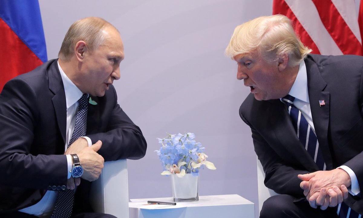 Ruský prezident Vladimir Putin (vlevo) a americký prezident Donald Trump se setkali na okraj summitu G20 (7. 7. 2017)