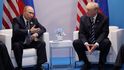 Ruský prezident Vladimir Putin (vlevo) a americký prezident Donald Trump se setkali na okraj summitu G20 (7. 7. 2017)