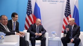 Ruský prezident Vladimir Putin (vlevo) a americký prezident Donald Trump se setkali na okraj summitu G20 (7. 7. 2017)