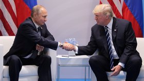 Ruský prezident Vladimir Putin (vlevo) a americký prezident Donald Trump se setkali na okraj summitu G20 (7. 7. 2017).