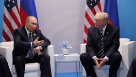 Ruský prezident Vladimir Putin (vlevo) a americký prezident Donald Trump se setkali na okraj summitu G20 (7. 7. 2017).