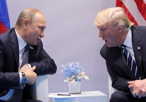 Ruský prezident Vladimir Putin (vlevo) a americký prezident Donald Trump se setkali na okraj summitu G20 (7. 7. 2017)