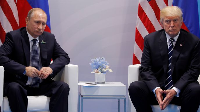 Ruský prezident Vladimir Putin (vlevo) a americký prezident Donald Trump se setkali na okraj summitu G20 (7. 7. 2017)