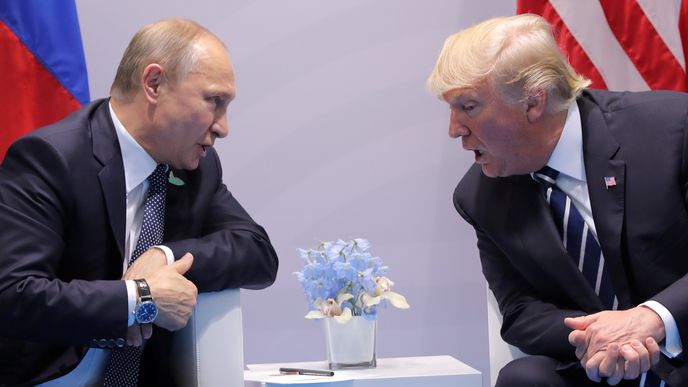 Ruský prezident Vladimir Putin (vlevo) a americký prezident Donald Trump se setkali na okraj summitu G20 (7. 7. 2017)