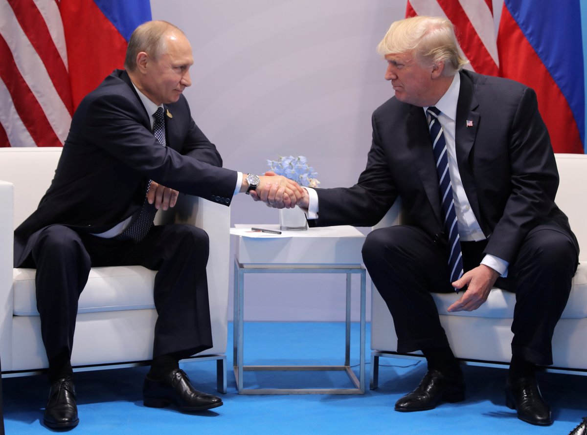 Ruský prezident Vladimir Putin (vlevo) a americký prezident Donald Trump se setkali na okraj summitu G20 (7. 7. 2017)