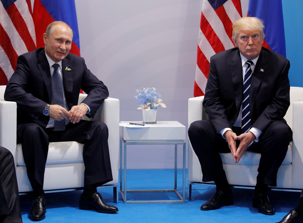 Ruský prezident Vladimir Putin (vlevo) a americký prezident Donald Trump se setkali na okraj summitu G20 (7. 7. 2017).