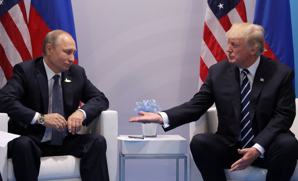 Ruský prezident Vladimir Putin (vlevo) a americký prezident Donald Trump se setkali na okraj summitu G20 (7. 7. 2017).