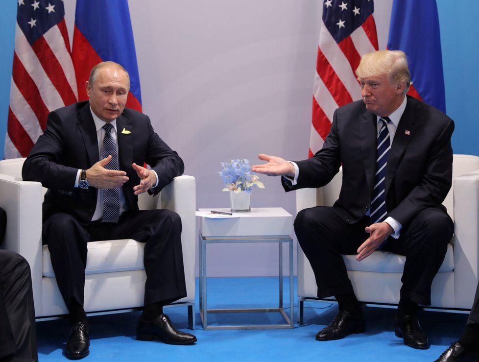 Ruský prezident Vladimir Putin (vlevo) a americký prezident Donald Trump se setkali na okraj summitu G20 (7. 7. 2017)