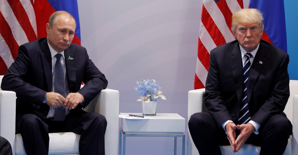 Ruský prezident Vladimir Putin (vlevo) a americký prezident Donald Trump se setkali na okraj summitu G20 (7. 7. 2017)