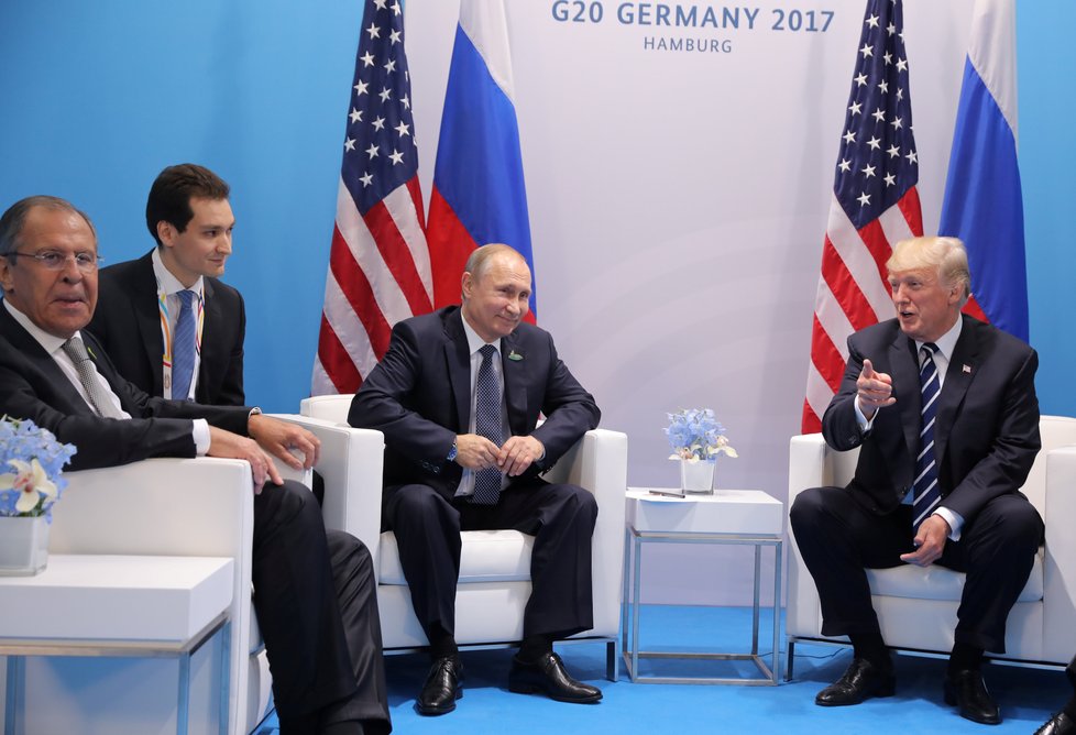 Ruský prezident Vladimir Putin (vlevo) a americký prezident Donald Trump se setkali na okraj summitu G20 (7. 7. 2017).