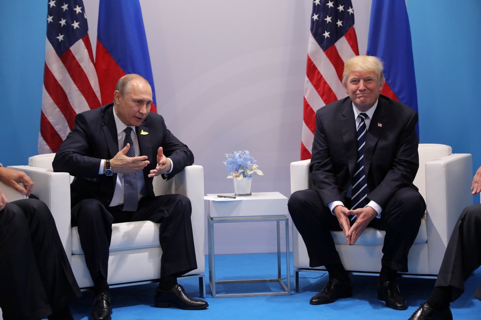 Ruský prezident Vladimir Putin (vlevo) a americký prezident Donald Trump se setkali na okraj summitu G20 (7. 7. 2017).