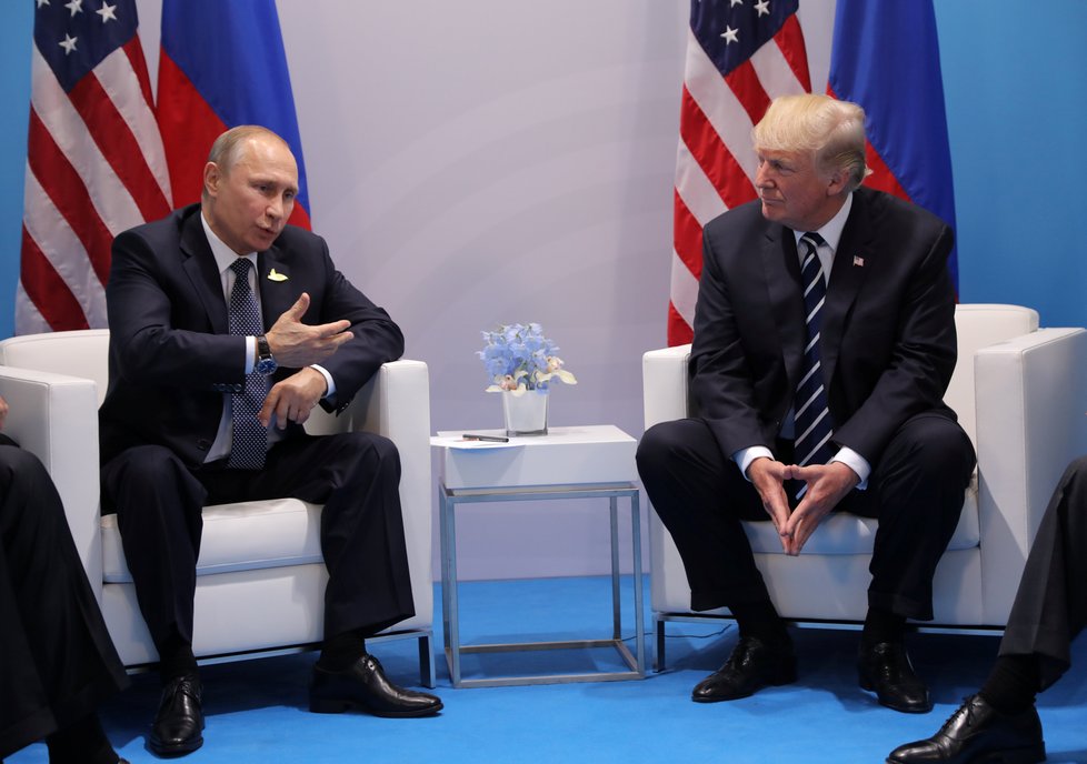 Ruský prezident Vladimir Putin (vlevo) a americký prezident Donald Trump se setkali na okraj summitu G20 (7. 7. 2017)