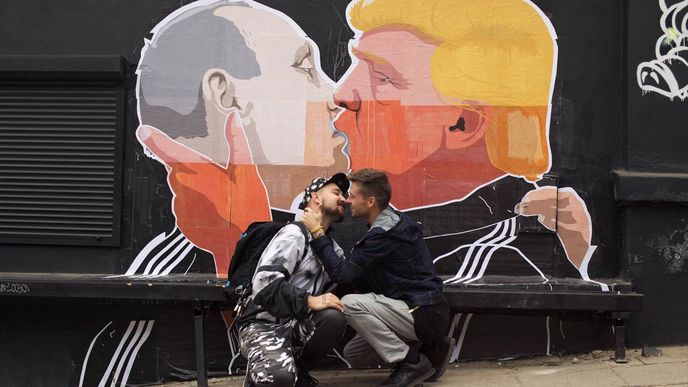Obraz líbajícího Trumpa a Putina na restauraci v Litvě. 