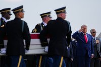Trump salutoval u rakví vojáků zabitých Íránem. „Jedna z nejtěžších věcí,“ prohlásil a vyhrožuje