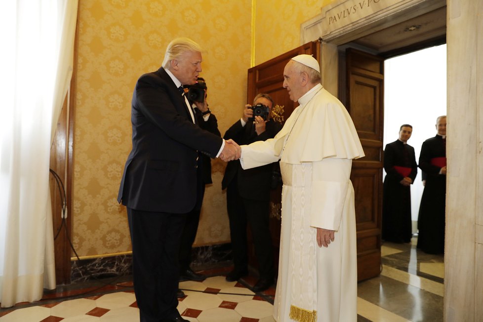 Trumpovi dorazili do Říma, kde je čekalo setkání s papežem.