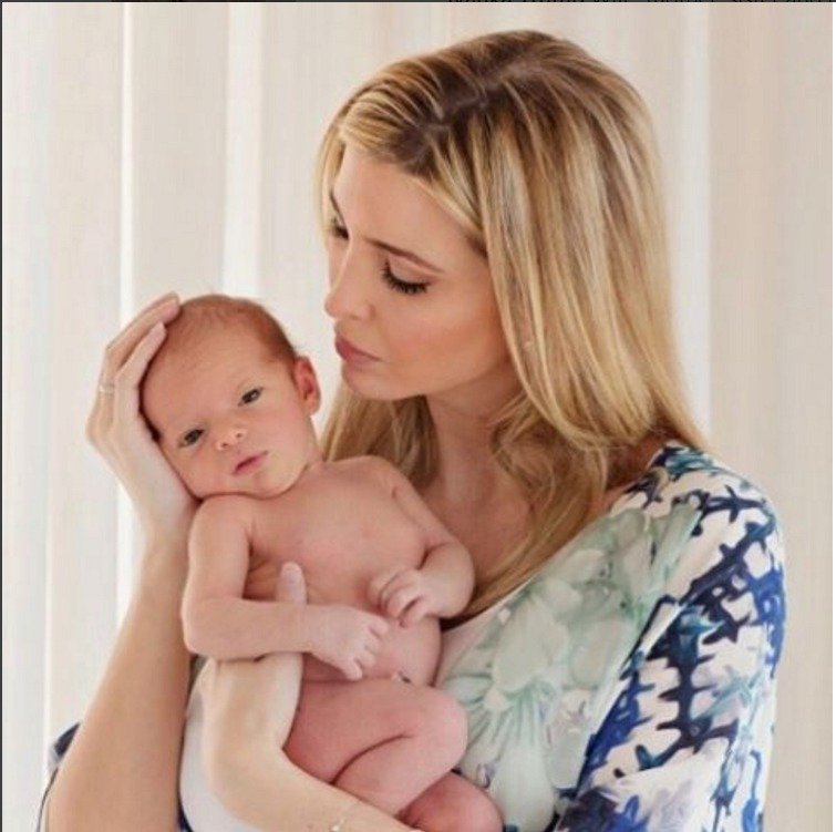 Tuto fotku dala Ivanka na Instagram v den prvních narozenin svého nejmladšího syna Josepha, který se narodil o Velikonocích.