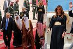 Trump s Melanií přiletěli do Saúdské Arábie.