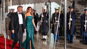 Melanie Trumpová v zelené večerní róbě, 18. listopadu 2025