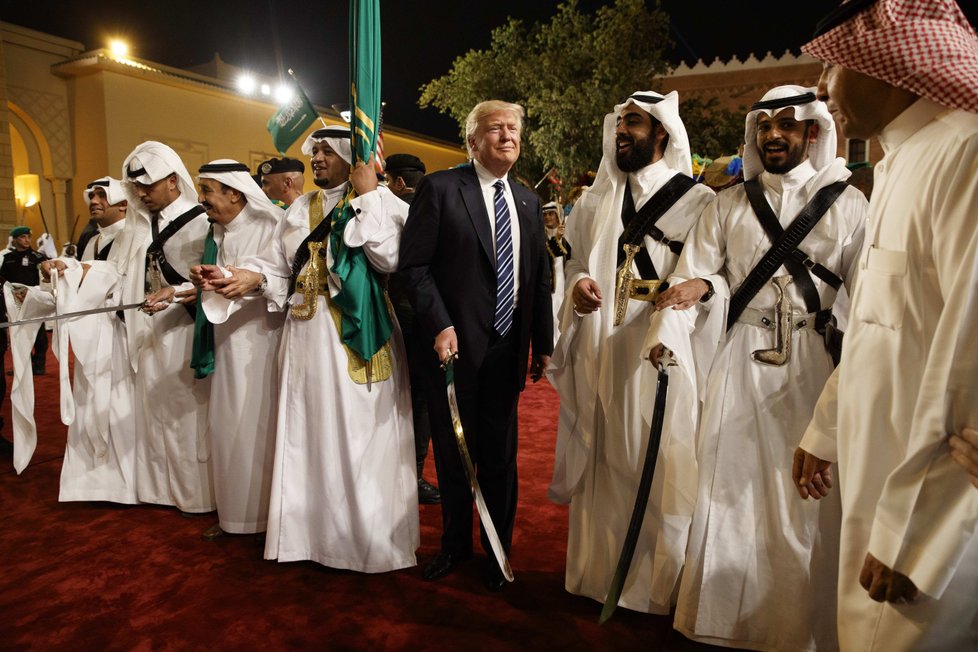Trump se zúčastnil tradičního tance s meči.