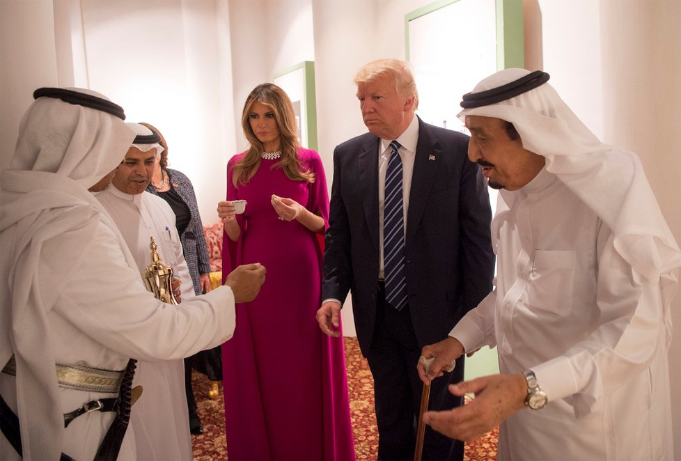 Trumpovi ochutnali tradiční arabské cukroví.