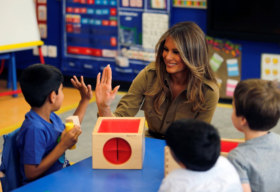 Melania navštívila děti v místní mezinárodní škole.