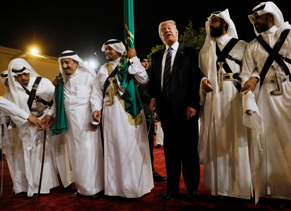 Trump se zúčastnil tradičního tance s meči.