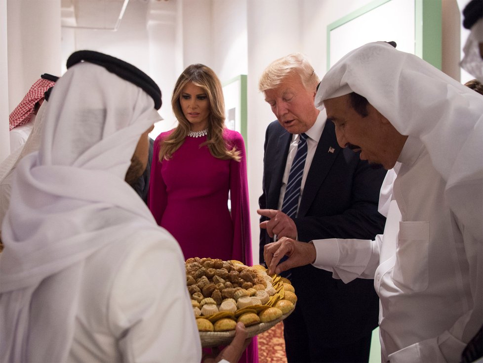 Trumpovi ochutnali tradiční arabské cukroví.
