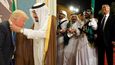 Trump převzal medaili od saúdského krále a zúčastnil se tradičního tance s meči.