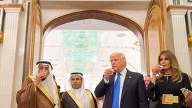 Donald Trump a jeho žena Melania při návštěvě Saudské Arábie.