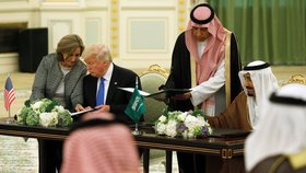 Donald Trump a jeho žena Melania při návštěvě Saudské Arábie.