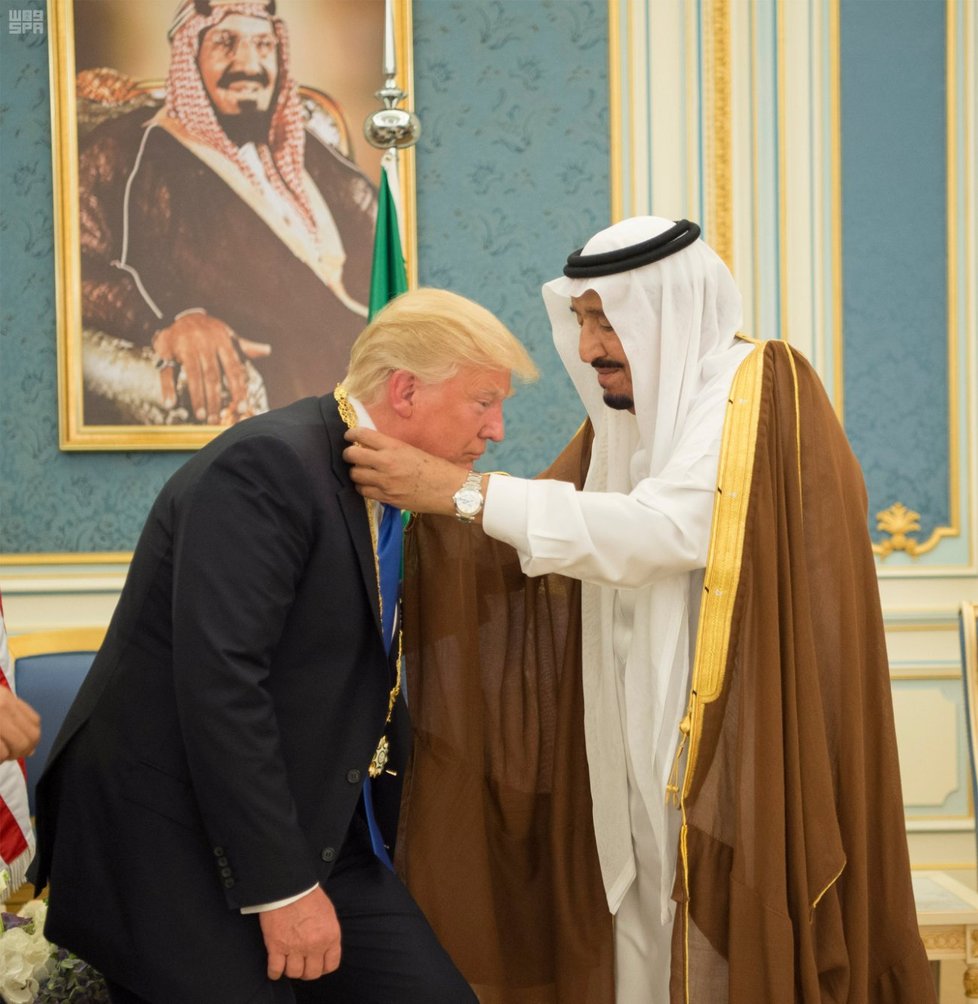 Donald Trump a jeho žena Melania při návštěvě Saudské Arábie.