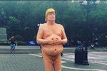 Sochy nahého Trumpa se objevily po celé Americe.