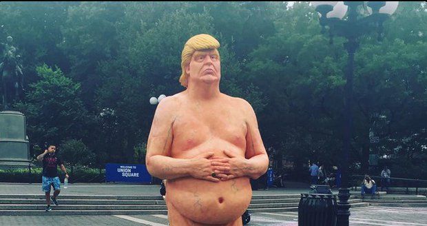 „Císař nemá koule.“ Sochy nahého Trumpa se objevily po celé Americe