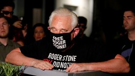 Přítel a někdejší poradce Donalda Trumpa Roger Stone se zaradoval, že nemusí do vězení (10. 7. 2020)