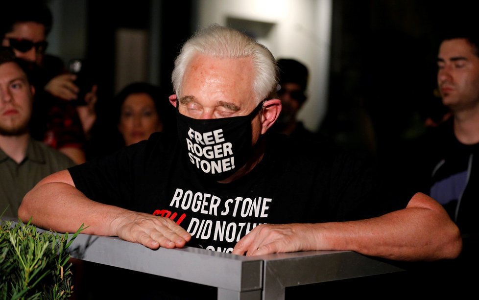 Přítel a někdejší poradce Donalda Trumpa Roger Stone se zaradoval, že nemusí do vězení (10. 7. 2020).