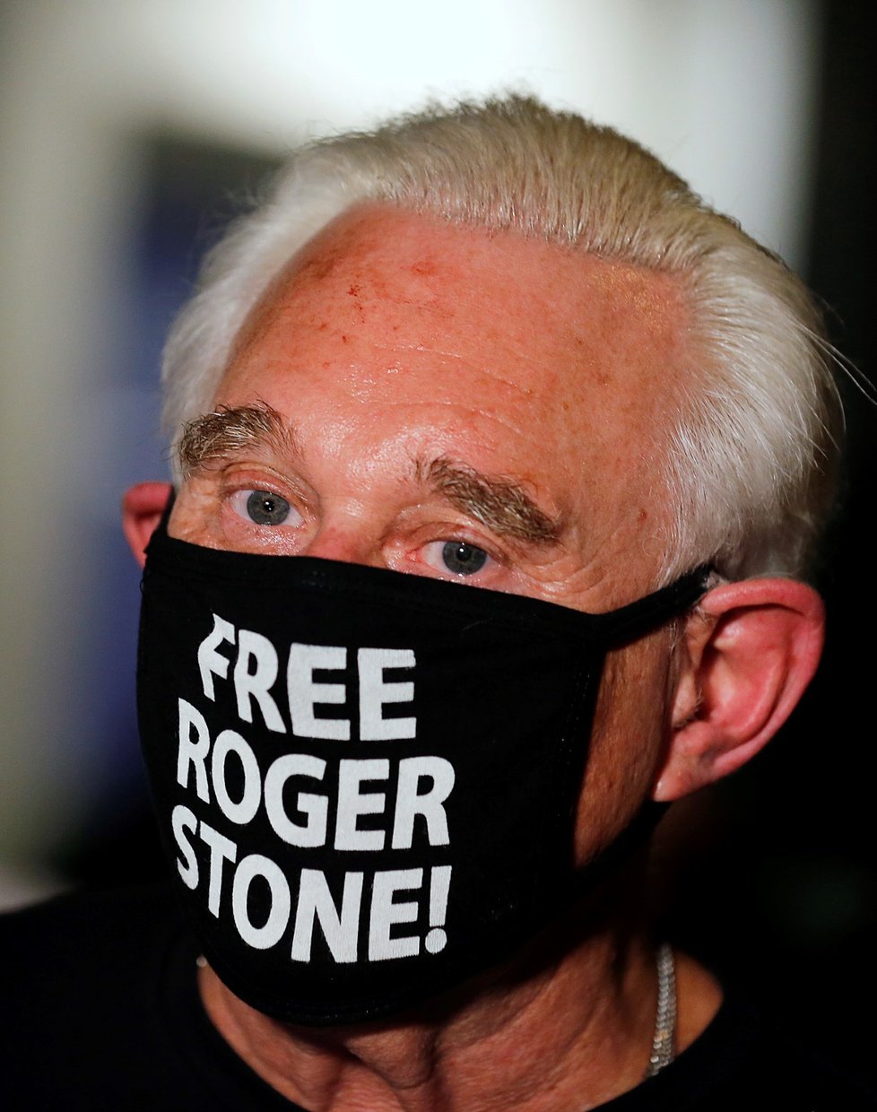 Přítel a někdejší poradce Donalda Trumpa Roger Stone se zaradoval, že nemusí do vězení (10. 7. 2020).