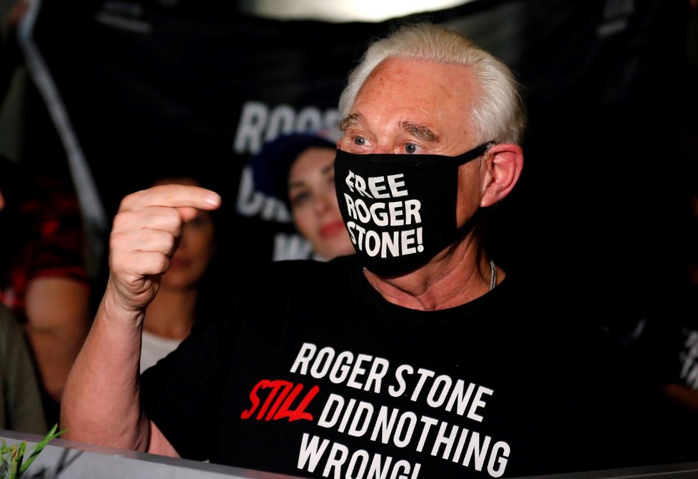 Přítel a někdejší poradce Donalda Trumpa Roger Stone se zaradoval, že nemusí do vězení (10. 7. 2020).