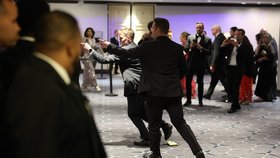 Střelba během galavečeře Donalda Trumpa s korespondenty Bílého domu. ˇUčastnila se jí také první dáma Melania Trumpová či viceprezident J. D. Vance